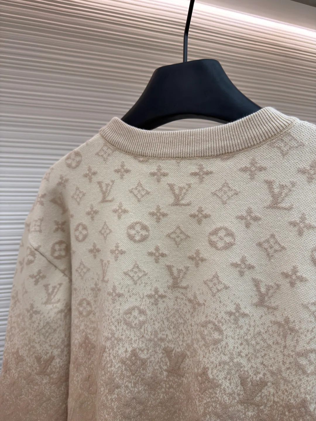 LOUIS VUITTON letter gradient jacquard sweater ●Original version: purchased and developed for 13200 ●Item number: 1682320-B65 ●Fabric: cotton fabric ●Technology: knitted jacquard production ●Color: khaki gradient ●Version: fitted version ●Weight: about 590 grams ●Size: S-M-L-XL ●Description: This Louis Vuitton beige knitted sweater is made of Australian merino wool and mulberry silk blended yarn, woven on a 24-needle precision computerized flat knitting machine. The base is a delicate jersey structure, which combines the warmth of wool with the smooth touch of silk. The body of the garment uses a combination of jacquard + gradient dyeing and finishing processes. The upper part is woven with a classic Monogram pattern using three-dimensional jacquard technology. The pattern height is accurate to 0.3 mm. The lower part uses a segmented dip-dyeing process to achieve a beige gradient effect from light to dark. The dye is a plant-based environmentally friendly dye, which is not easy to fade after color fixation. The collar, cuffs and hem are all made of double-layer ribbing technology, which is highly resistant to deformation after pre-shrunk treatment. The shoulders are seamlessly integrated to reduce friction when wearing. The overall micro-profile tailoring and side seam invisible slits ensure a crisp silhouette while increasing the freedom of movement. Each process is hand-checked by the brand to ensure the quality of details. The overall wiring is straight and delicate, the fabric is comfortable and soft, and the color is consistent without color difference. It can be matched with the same style to create a fashionable look and control various occasions. Customized accessories, complete with three standards, same style for men and women!